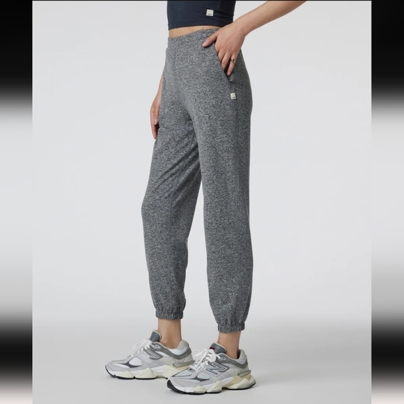 Vuori Boyfriend Jogger $98 Women's DreamKnit™ Joggers - Picture 1 of 8